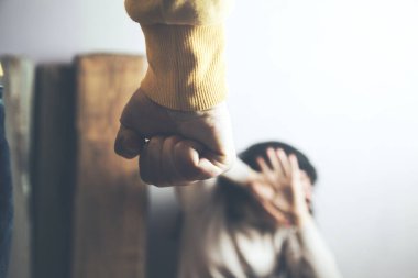 Genç adam karısını dövüyor.