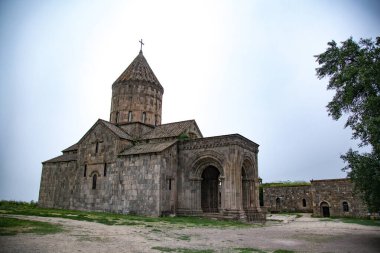 Ermenistan 'da mavi gökyüzü altındaki güzel Tatev Kilisesi