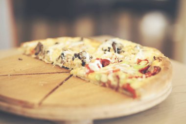 Sıcak lezzetli deniz ürünleri ev yapımı Amerikan pizzası.