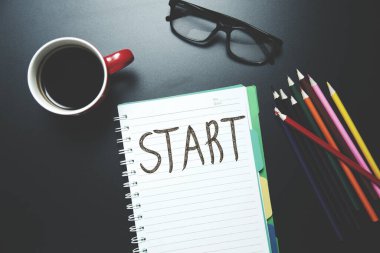 Not defterinde metni masadaki kalemlerle başlat