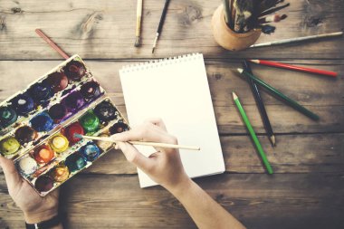 Sanatçılar bir resim çizerler.