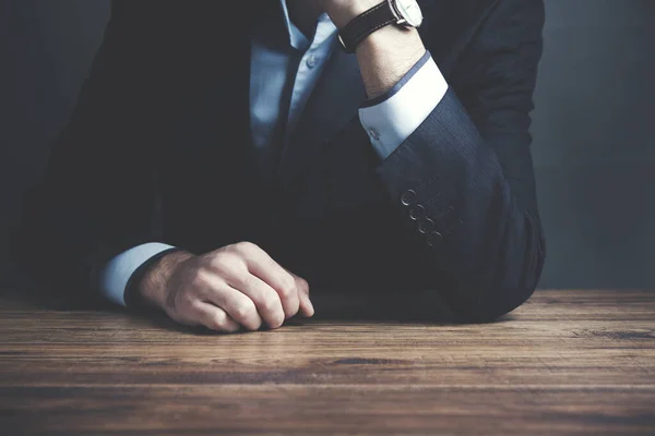 Orolig Affärsman Med Hand Huvudet Konferenscentret — Stockfoto