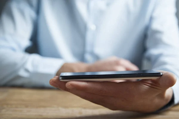 Ung Man Som Använder Smart Telefon — Stockfoto