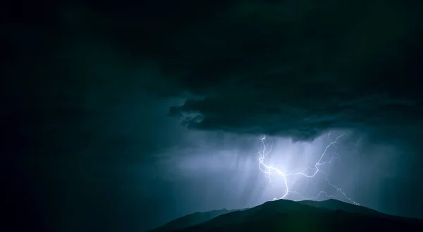 亚美尼亚阿拉山上的闪电 — 图库照片