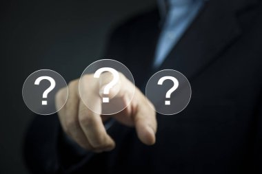 Ekranda soru işaretine dokunan adam