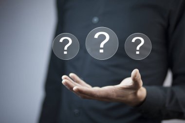 Ekranda soru işaretine dokunan adam