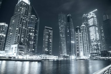 Dubai şehir merkezinde şehir ışıklarıyla dolu bir gece sahnesi