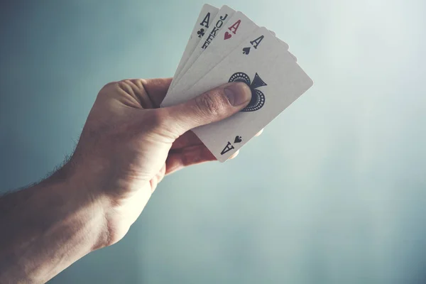 Mágico Mão Segurando Cartas Jogo — Fotografia de Stock