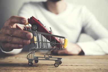 Adam el arabası modeli sepette.