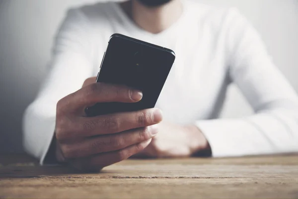 Homem Mão Telefone Sentado Mesa — Fotografia de Stock