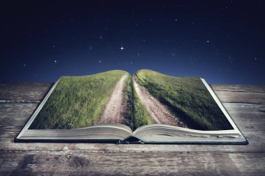 Gökyüzünde gece yıldızlarıyla açık bir kitap