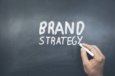 Adam gemide marka stratejisi metni yazdı