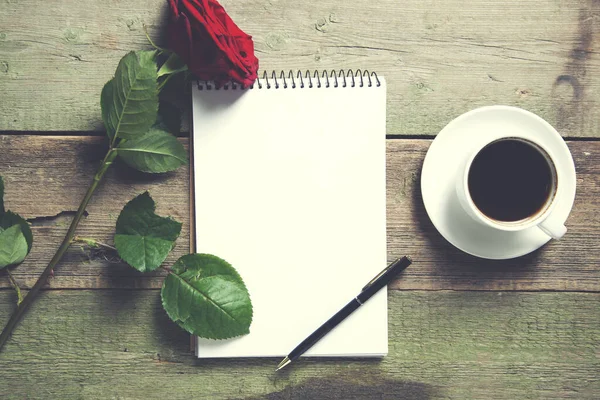 Kwiat Róży Notatnik Kawą Stole — Zdjęcie stockowe