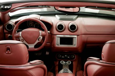 Kırmızı spor araba direksiyon hız göstergesinin ayrıntıları