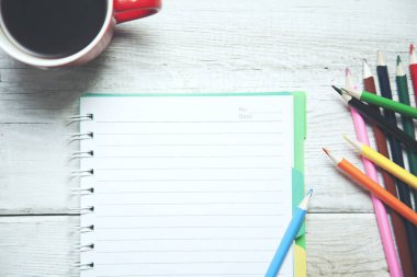 Renkli kalemli not defteri