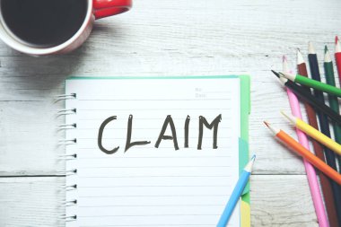 Masada kalemlerle birlikte not defterinde iddia metni