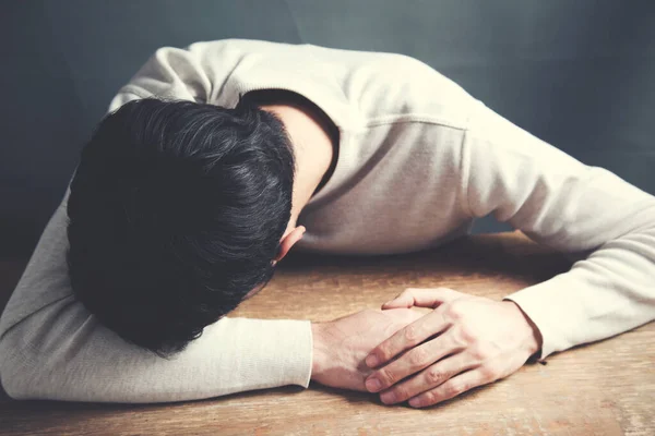 Gestresste Angestellte Mit Kopf Auf Tisch — Stockfoto