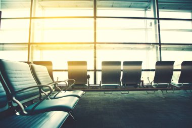 Havaalanı terminali, arka planda uçağa giden insanlar.