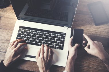 İki çekici ofis çalışanı bir şeyi tartışıyor.
