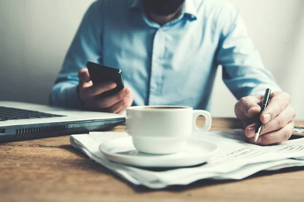 Homme Travaillant Dans Téléphone Main Bureau — Photo