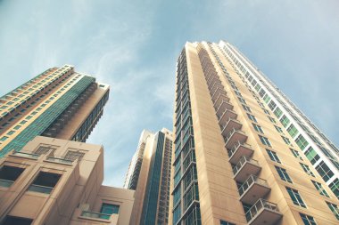 Gökyüzünün altında güzel yüksek binalar