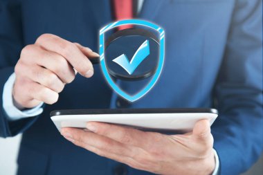 Ekranda tablet ve dijital asma kilit kullanan işadamı