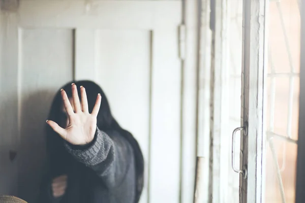 Mujer Triste Parada Mano Ninguna Señal — Foto de Stock