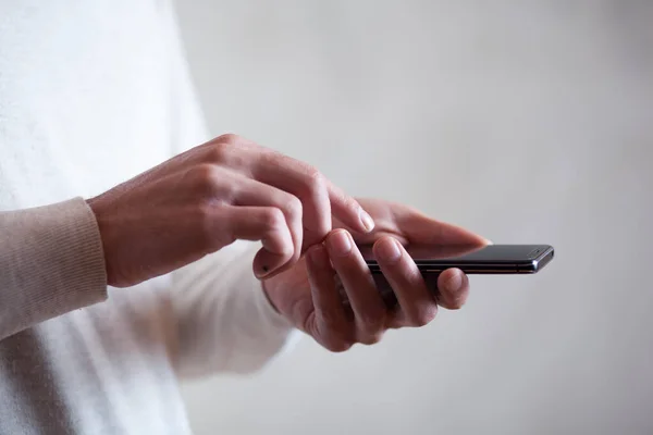 Homem Negócios Telefone Mão Fundo Escuro — Fotografia de Stock