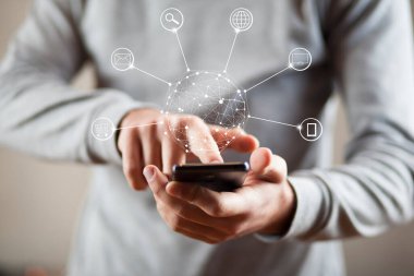 Sosyal medya ağıyla akıllı telefon tutan adam