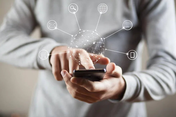 Man Som Håller Smart Telefon Med Sociala Medier Nätverk — Stockfoto