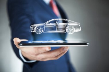 Ekranda arabası olan iş adamı cep telefonu.