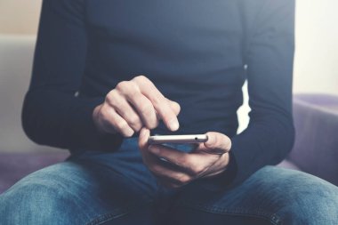 İş adamı el telefonu koltukta oturuyor.