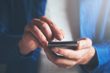 Akıllı telefonu tutan iş adamı.