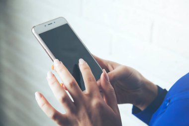 Kadın El akıllı telefonu tutuyor.