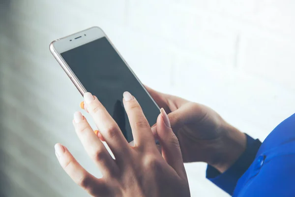 Kvinna Hand Håller Smart Telefon — Stockfoto