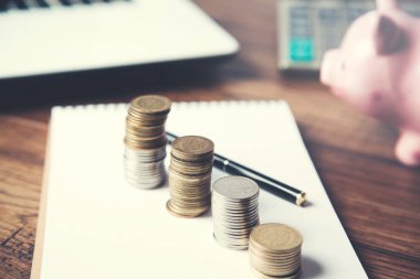 Not defterinde madeni para olan klavye