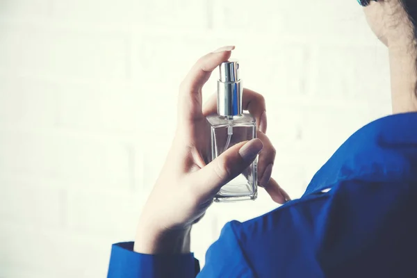 Mulher Mão Perfume Fundo Parede Tijolo — Fotografia de Stock
