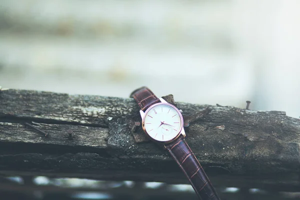 Mann Elegante Uhr Auf Holz Von Baum — Stockfoto