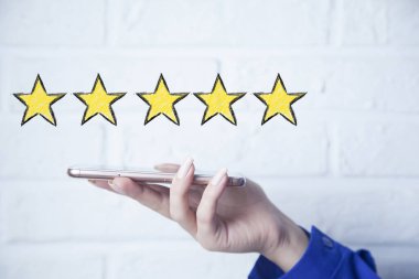 Beyaz perdede sarı yıldızlı akıllı telefon.