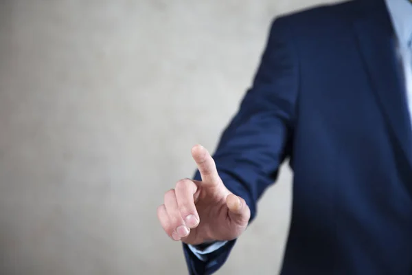 Empresario Haciendo Clic Pantalla Táctil Sobre Fondo Oscuro — Foto de Stock