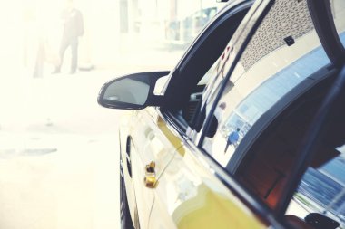 Güzel, modern sarı araba modeli.