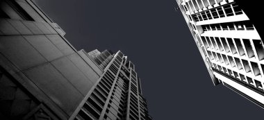 Modern iş bürosu gökdelenleri, ticaret bölgesindeki yüksek binalara bakıyor.