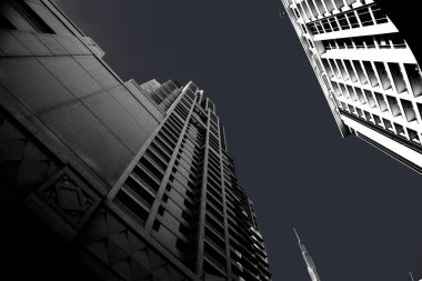 Modern iş bürosu gökdelenleri, ticaret bölgesindeki yüksek binalara bakıyor.