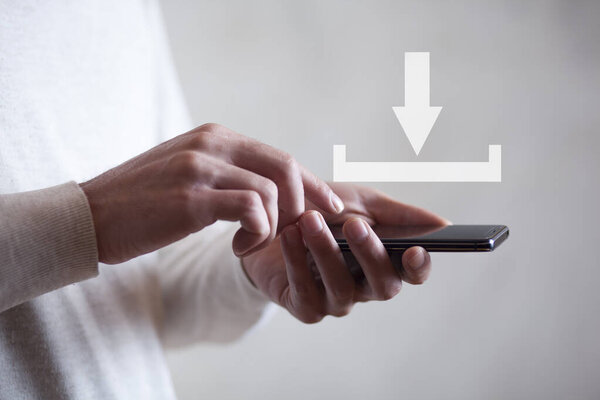 Загрузить концепцию над смартфоном, который держит мужчина
