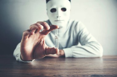 Erkek yüzü maskesi ve el ilacı