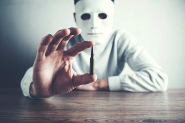 El kurşunlarıyla maskeli bir adam.