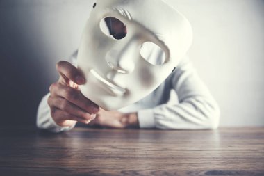 Adam yüz maskesi koyu arkaplanda