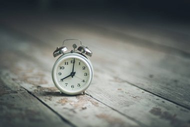 Ahşap masadaki çalar saat.