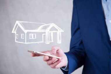 Erkek cep telefonu ve ev ekranda