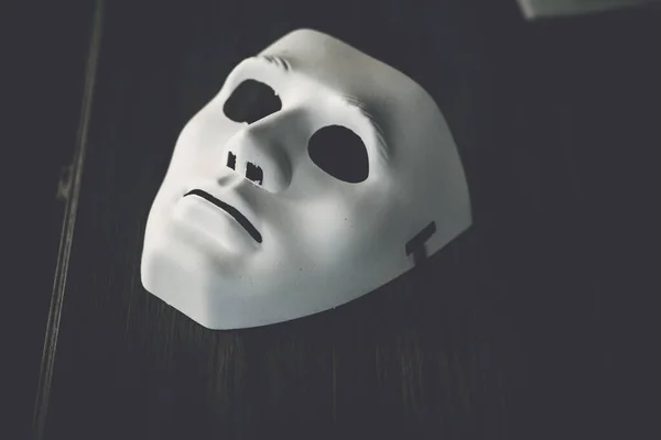 Máscara Branca Folha Facial Fundo Preto — Fotografia de Stock